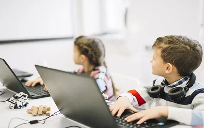 children-with-laptop علوم رایانه برای دانشآموزان