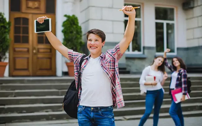 excited-man-female-classmates هدفگذاری برای دانشآموزان