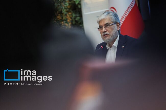 انتقاد وزیر علوم از تفسیرهای غلط درباره توکل بر خداوند و بدمصرفی منابع