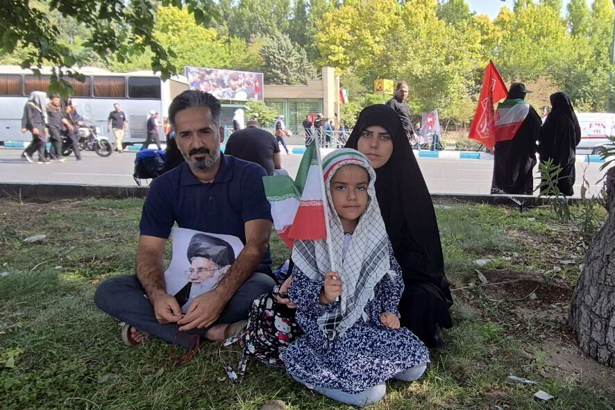 «مامان، پس کی میریم؟»؛ بیتابی یک دختربچه برای وداع با رهبر شهید