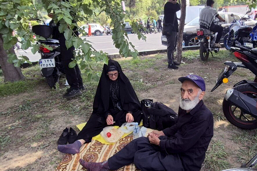 اشک، دلتنگی و عهدی دوباره؛ روایت یک زوج سالمند از وداع با رهبر شهید